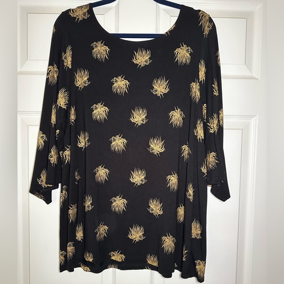 Kaulua’e Hawai’i, Black & Gold v-neck blouse, 3/4 sleeve - Picture 2 of 7